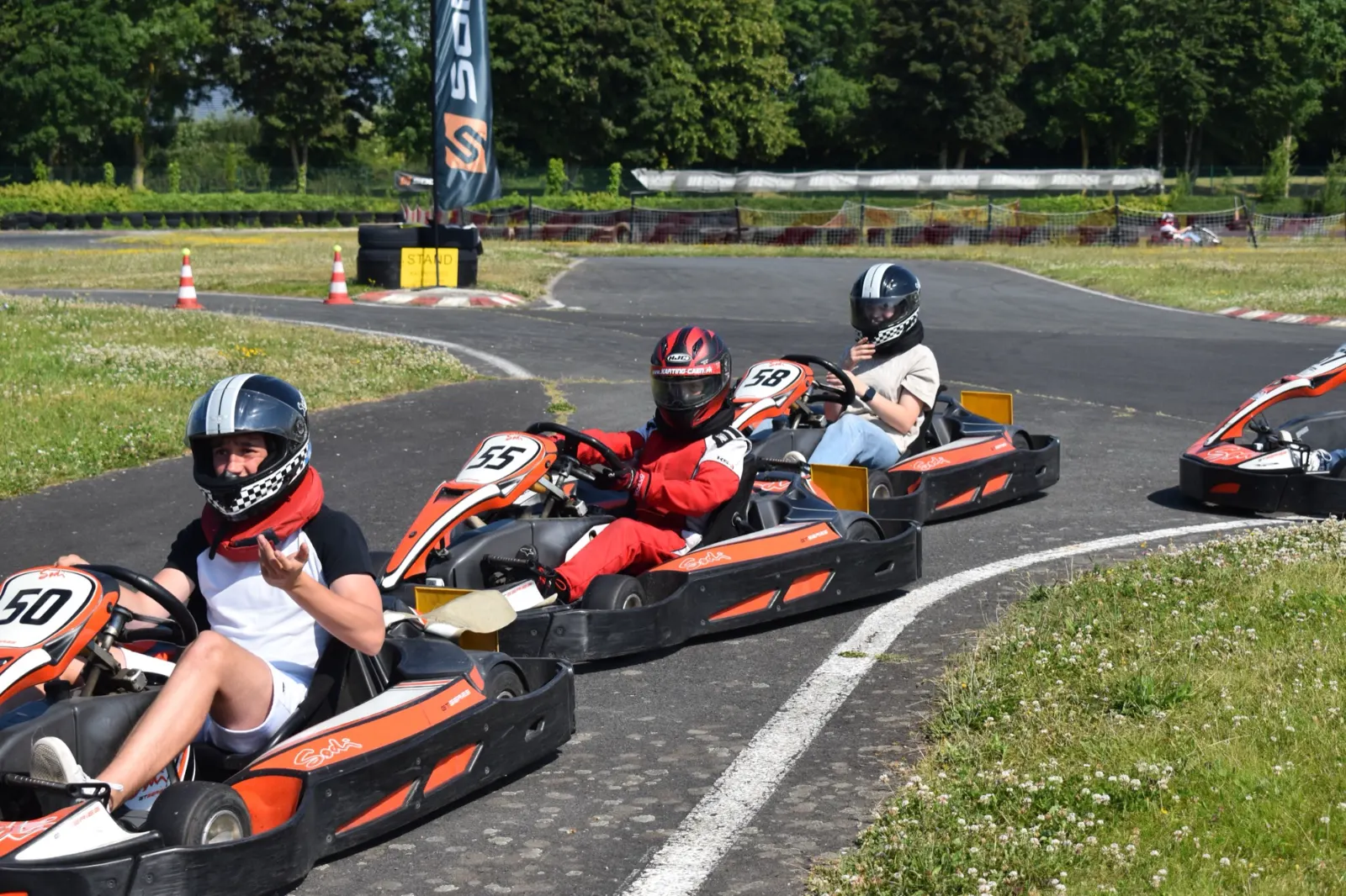 Jeunes pilotes en kart sur la piste du Circuit de Caen