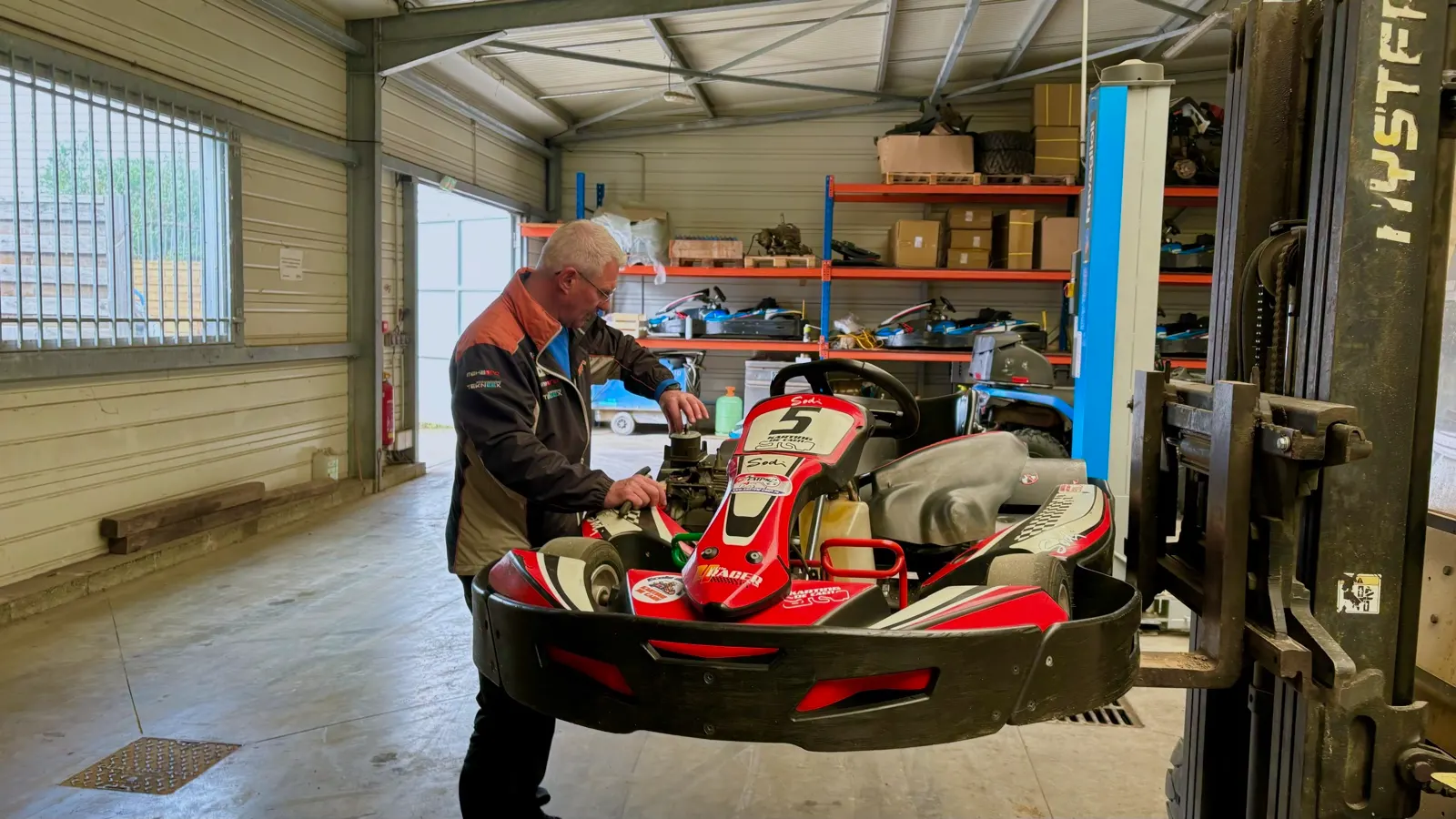 L'atelier mécanique, où l'équipe prépare les karts
