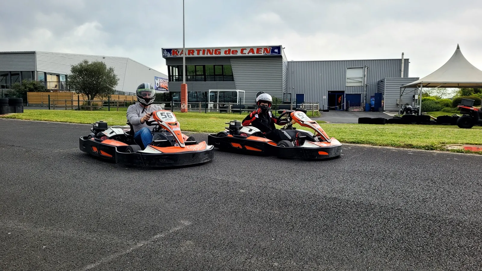 Deux karts devant le bâtiment du circuit