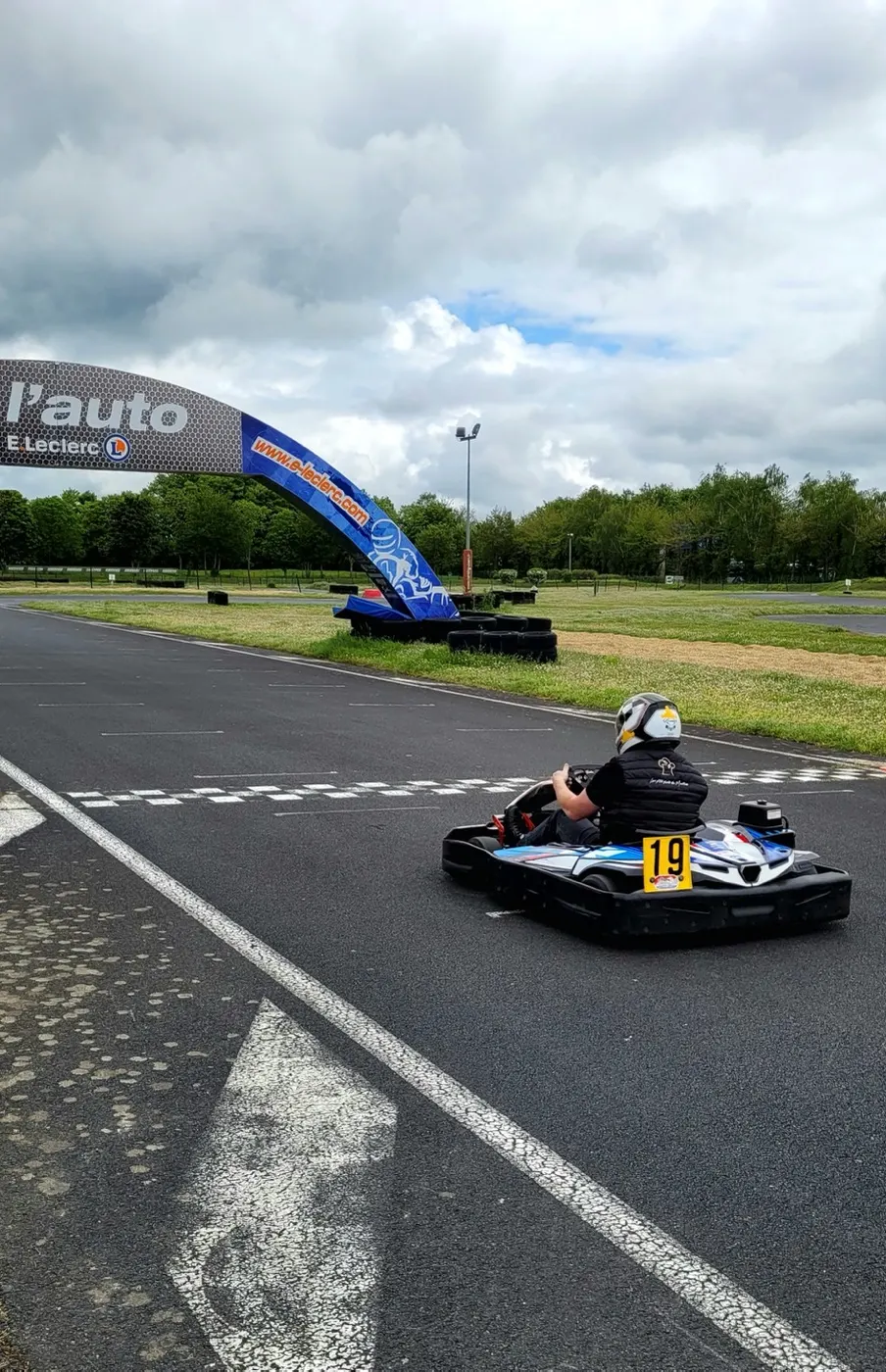 Kart passant sous l'arche du circuit