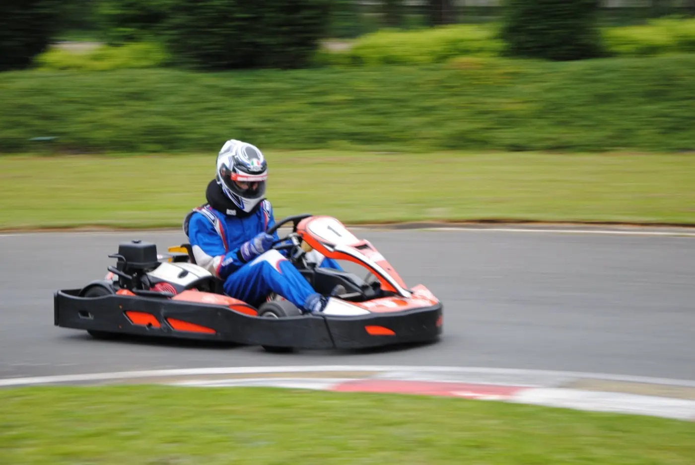 Pilote en kart 270 cc en pleine courbe