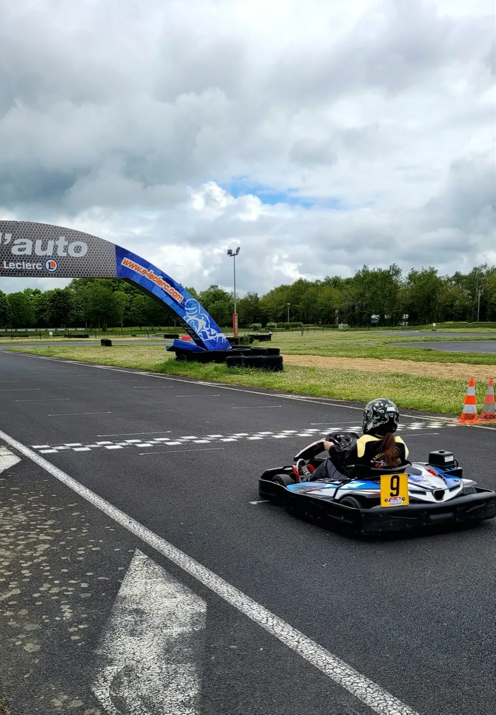 Kart 390 cc sous l'arche du circuit