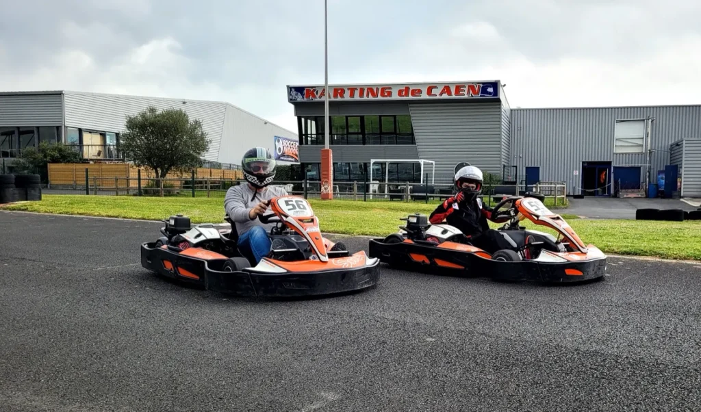 Deux karts devant le circuit : une idée de cadeau de Noël pour toute la famille
