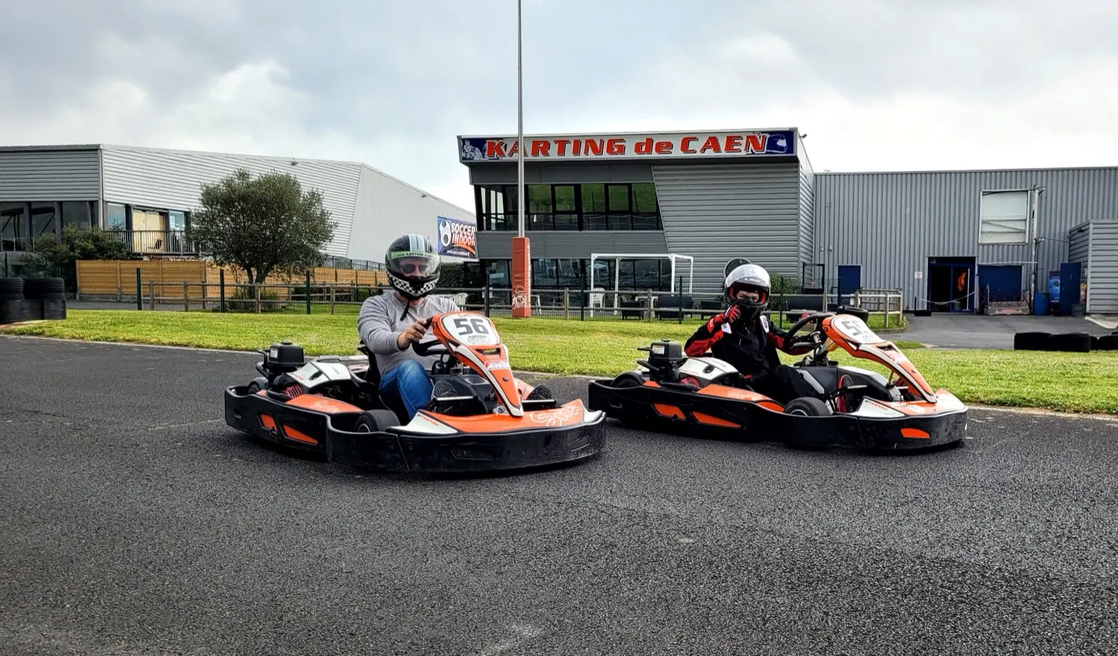 Deux karts devant le bâtiment du Karting de Caen
