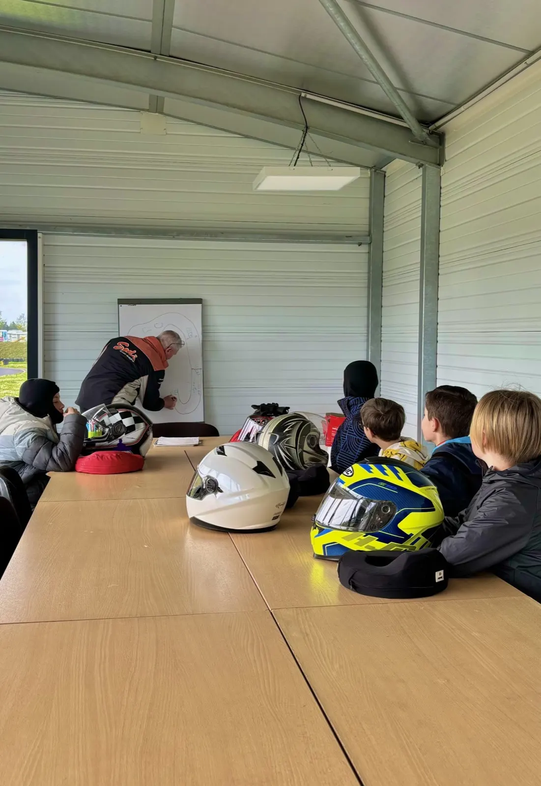 Briefing de l'école de pilotage en salle
