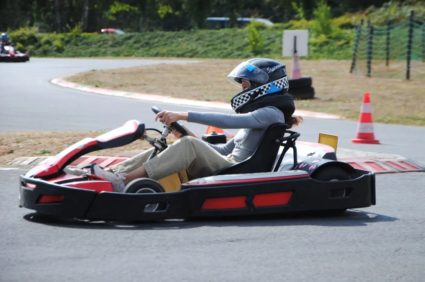 Pilote en kart dans un virage