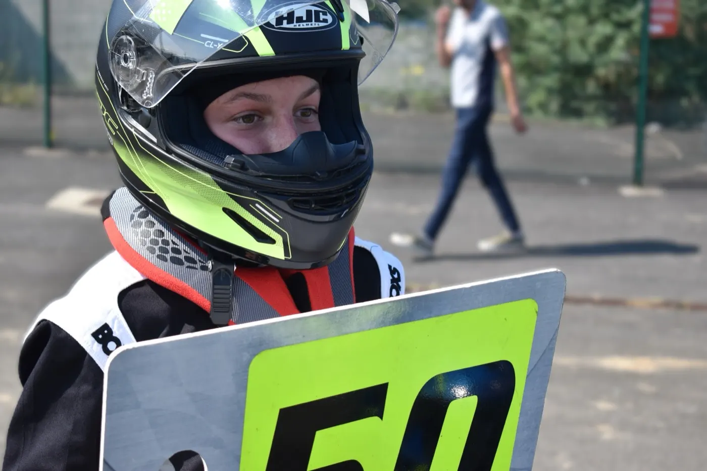 Jeune pilote avec son panneau de numéro