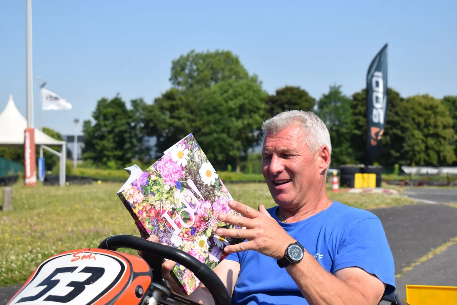Un membre de l'équipe se détend dans un kart