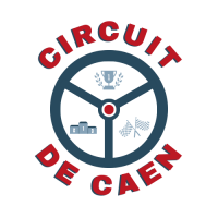Logo du Circuit de Caen représentant un volant de karting avec à l'intérieur un podium, une coupe et des drapeaux
